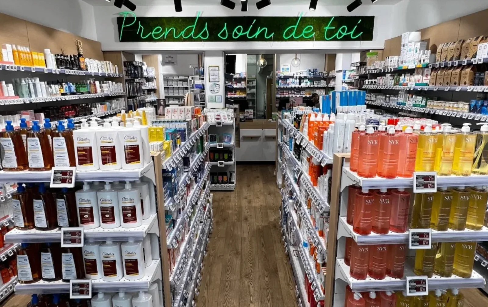 Intérieur de la Pharmacie Bergère à Paris 10 — rayons de parapharmacie et dermocosmétique avec l'enseigne « Prends soin de toi »