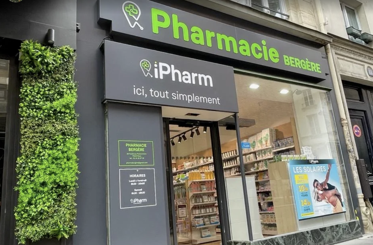 Devanture de la Pharmacie Bergère au 20 Rue du Faubourg Poissonnière, Paris 10